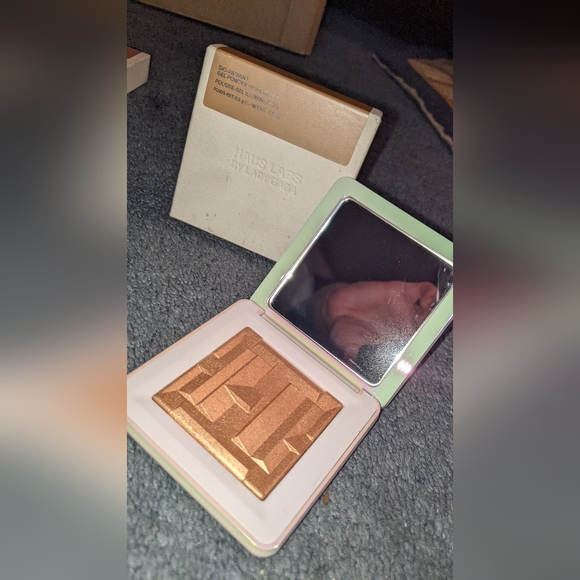 HAUS LABS BY LADY GAGA Bio-Radiant Gel-Powder Highlighter with Fermented Arnica - Picture 3 of 4